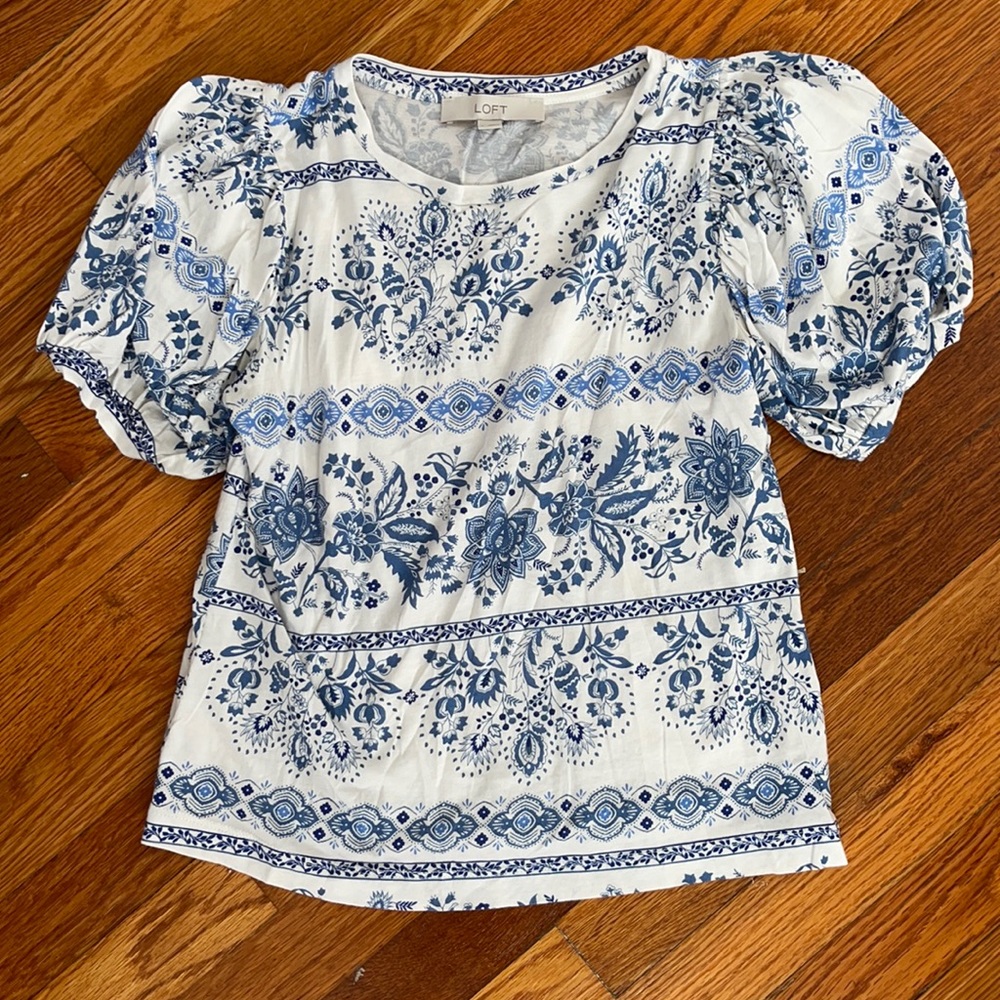 Loft brand puff sleeve tshirt